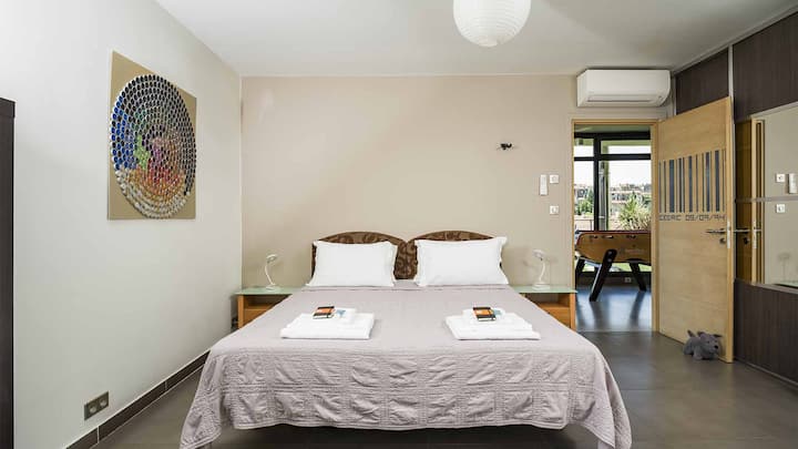 Une des chambres au 1er étage. Lit 1m80 x 2m pouvant se séparer en 2 lits de 90cm x 2m