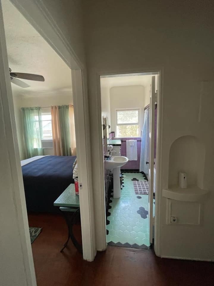 Imagem do banheiro e do quarto