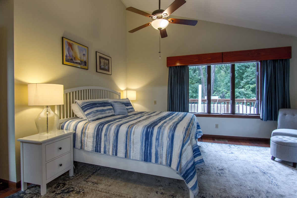 Hlavná spálňa (spálňa č.4) má manželskú posteľ King a televízor so zariadením na rok (pre vaše vlastné služby sledovania televízora).