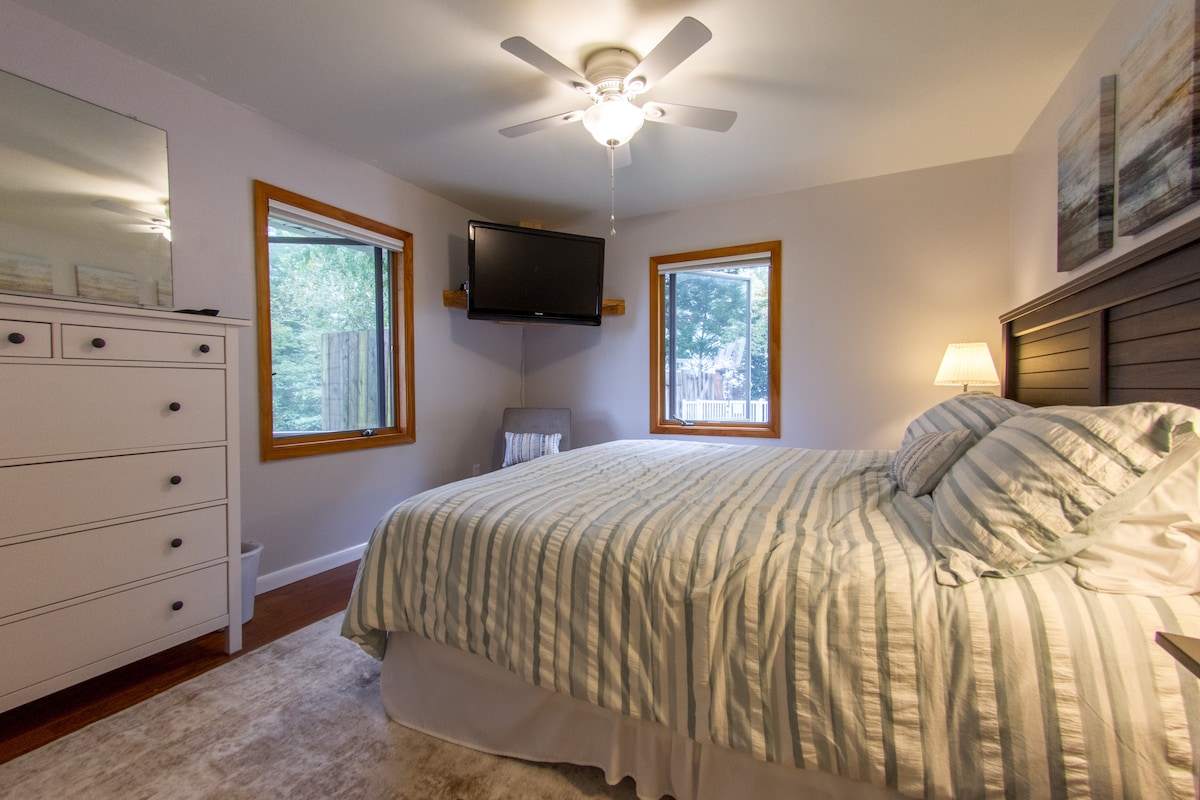 Spálňa č.2 má manželskú posteľ a televízor s rokom (pre vaše vlastné účty s televízorom).