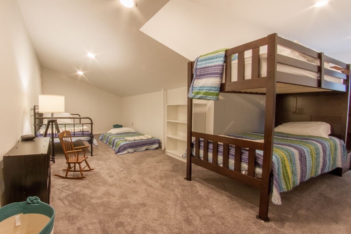 Spálňa č.5 má poschodovú posteľ a vysúvaciu posteľ so 4 samostatnými lôžkami.