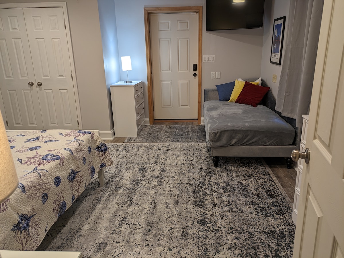 Spálňa č.6 na poschodí spoločenskej miestnosti.  Manželská posteľ a dvojitá posteľ/ležadlo.
