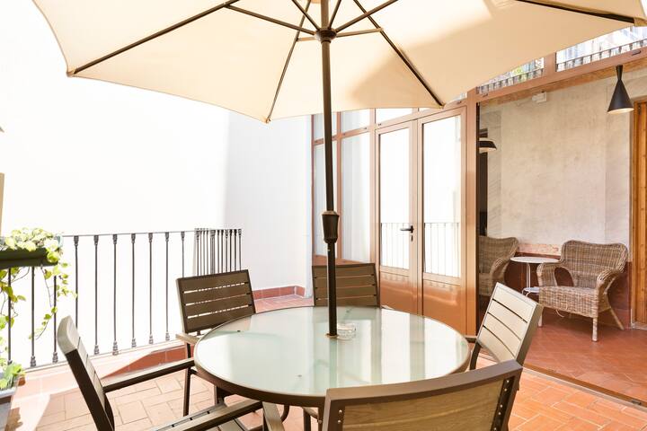 Apt. w/ PATIO, 4 Bedrs, 2 Bathrs & AC (8 adults) gallery image 3