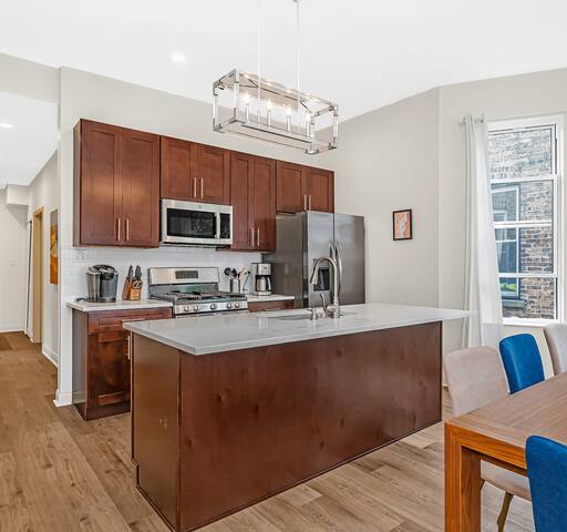 Spacious 5-BR Apt next to transit Free Parking gallery image 4