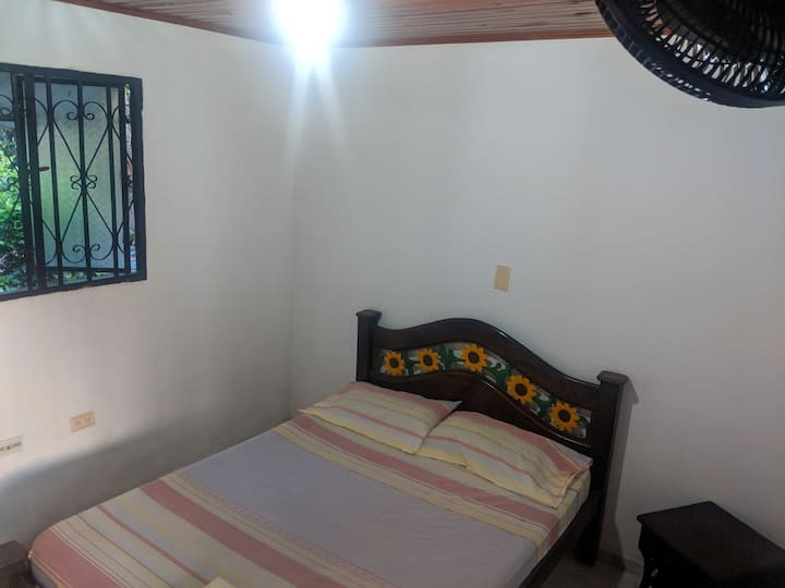 ห้องนอน 1: เตียงใหญ่และพัดลม 