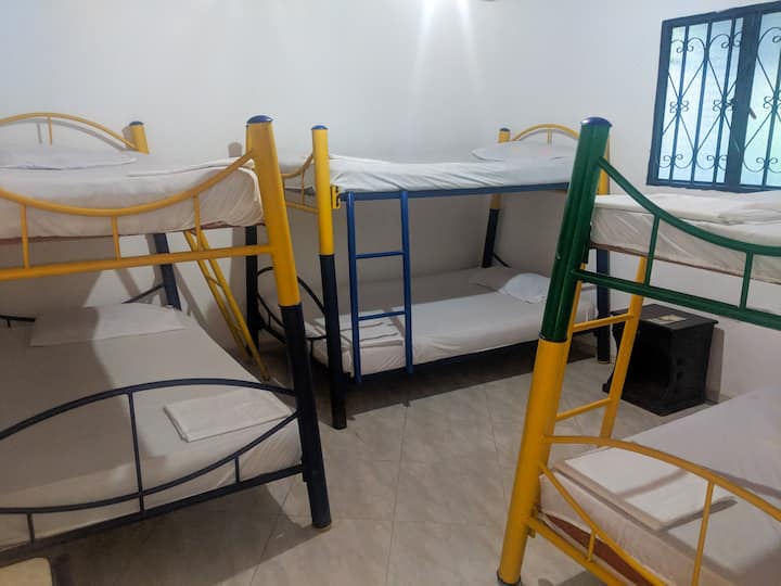 ห้อง 2: เตียงสองชั้น 3 หลัง (เตียงคู่ 3 หลังและเตียงคู่ 3 หลัง) พัดลม