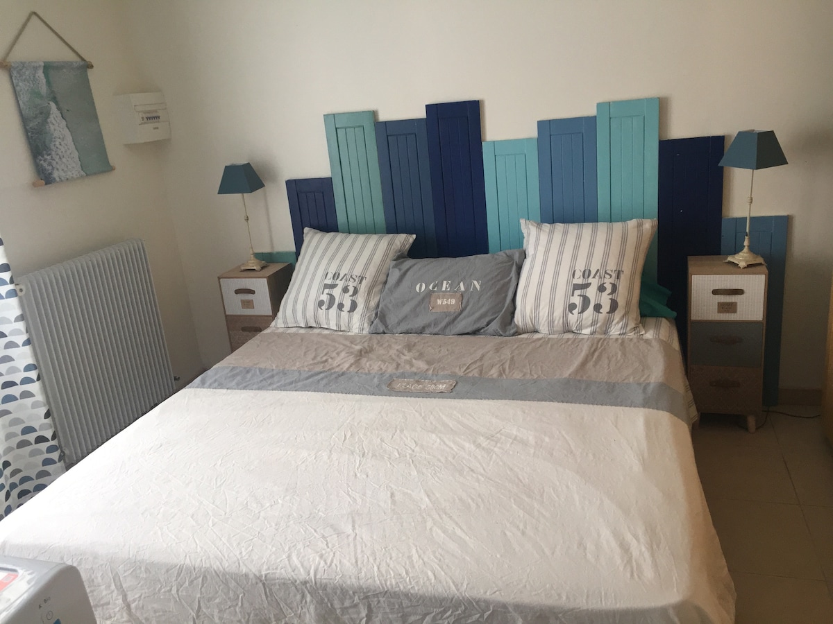 Spálňa 3, 1 menšia manželská posteľ pre 2 osoby (180 x 200) a veľká šatníková skriňa s výhľadom na drevenú terasu pred domom.
Posteľná bielizeň a uteráky nie sú k dispozícii.