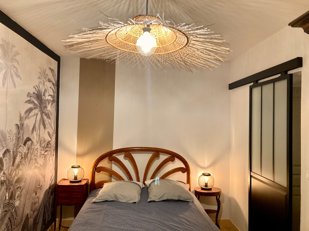 Spálňa 4, manželská posteľ (140 X 190) s veľkým šatníkom. Okno s výhľadom na drevenú terasu za domom.
Posteľná bielizeň a uteráky nie sú k dispozícii.