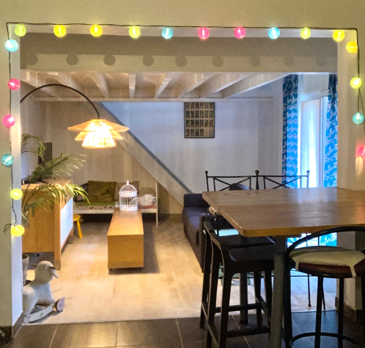 Štúdiová obývacia izba s rozkladacou pohovkou, malá detská postieľka pod schodiskom, arkýřovým oknom s výhľadom na drevenú terasu v zadnej časti domu. Mezanínová spálňa na poschodí.
Posteľná bielizeň a uteráky nie sú k dispozícii.