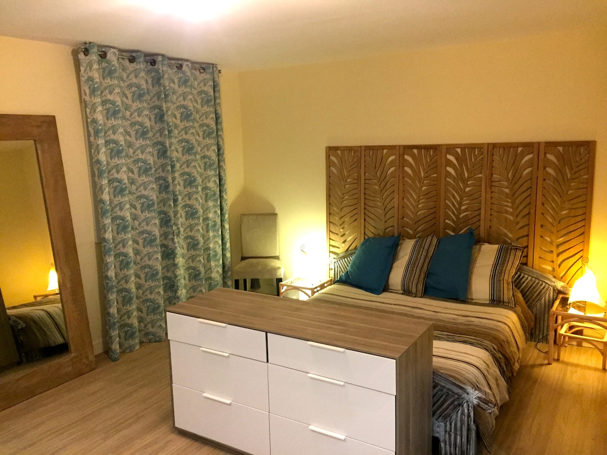 Veľká spálňa 1, 1 lôžko pre 2 osoby (160 x 200) a veľmi veľká šatníková skriňa.
Posteľná bielizeň a uteráky nie sú k dispozícii.