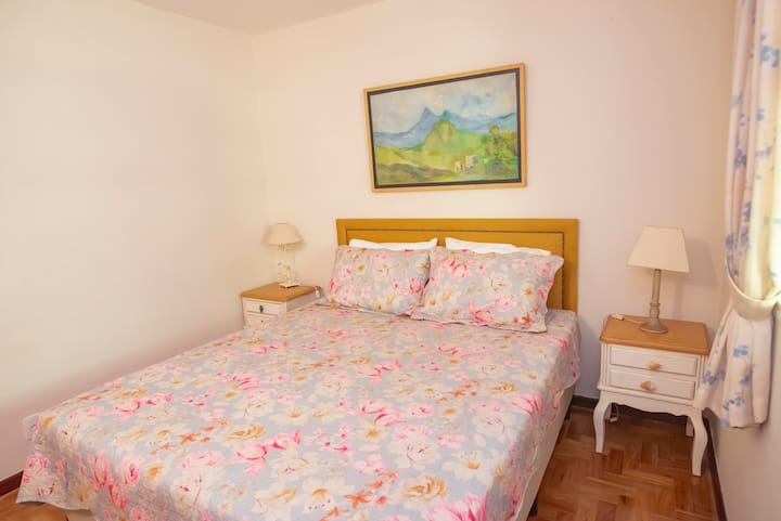 Spodná terasa s manželskou posteľou.