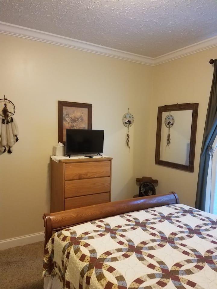 חדר שינה 3 - מלכת הפרימיום. טלוויזיה חכמה. מבטאים דרום - מערביים