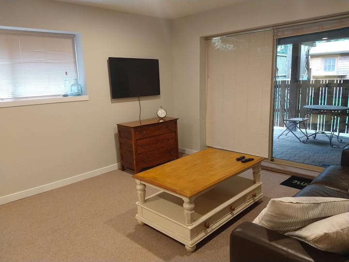 Spacious, Light & Bright West Van Suite - West Vancouver