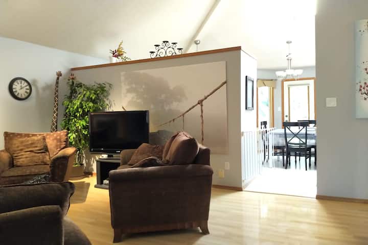 4 Bedroom House, Indoor Hot Tub, Two King Beds - Stony Plain