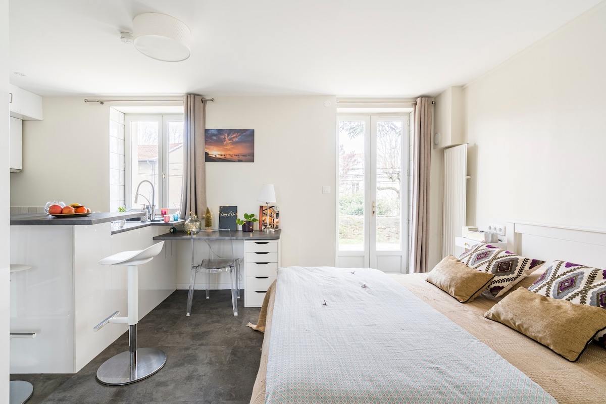 Annuncio Airbnb popolare: Peaceful studio with large garden near Lyon a Oullins