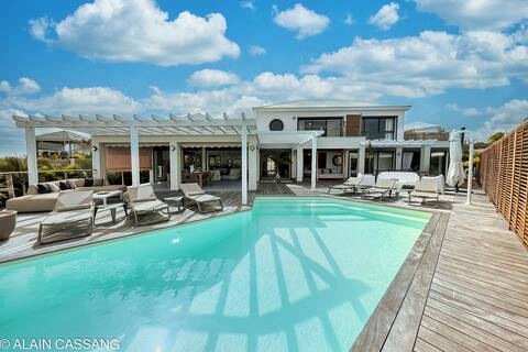 5 * Luxury Villa, Pool  & Hotel Services