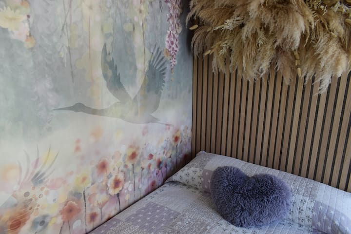 Camera da letto singola 1, con letto da 105 cm, TV da 32", ventilatore a soffitto, riscaldamento, scrivania e vista sul Palazzo del Congresso