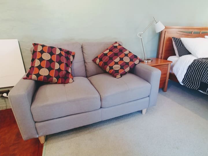 Charming Self-contained Studio/granny Flat - Queanbeyan