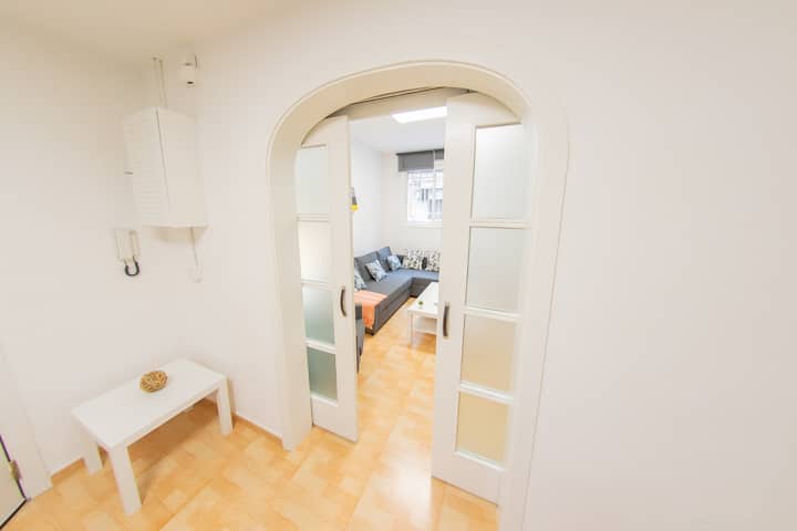 Habitacion/salon puertas correderas y sofa cama para convertirse en 3 Habitacion. (doble funcion)