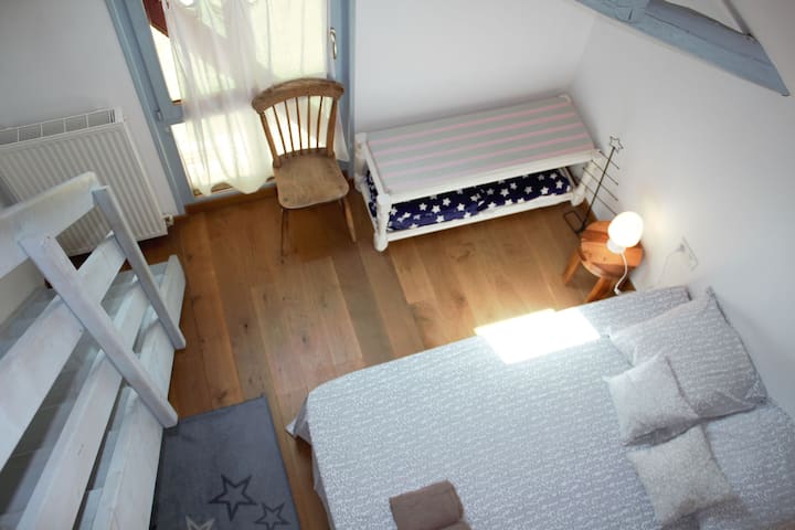 Საძინებელ 1-ში არის 2 ცალკე სივრცე 1 ორადგილიანი საწოლით 1-ელ სართულზე და 1 ორადგილიანი საწოლით ანტრესოლზე.