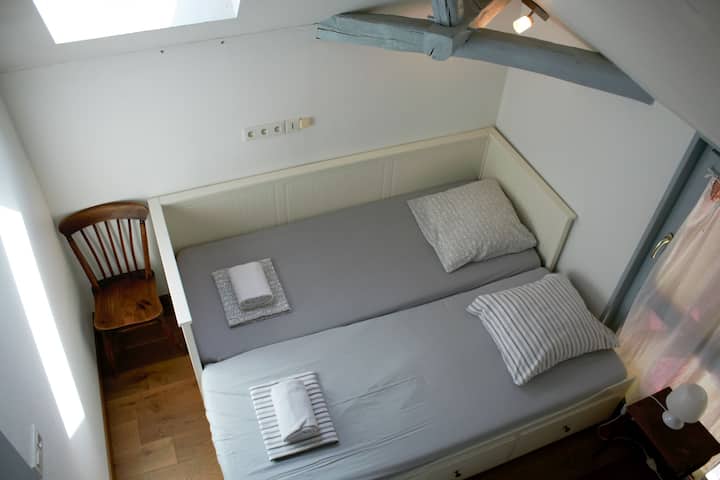 Მე ‑ 2 საძინებელში არის 2 ცალკე სივრცე, პირველ სართულზე 2 გამოსაწევი ერთადგილიანი საწოლით და ორადგილიანი საწოლით ანტრესოლით.