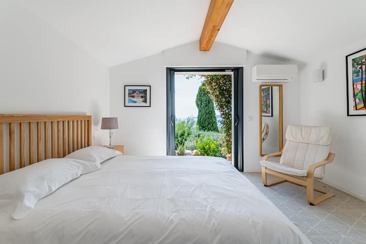 تطل غرفة النوم الشرقية على تراس صغير مع درج إلى حمام السباحة. يحتوي على سرير بطول 1.5 متر. 