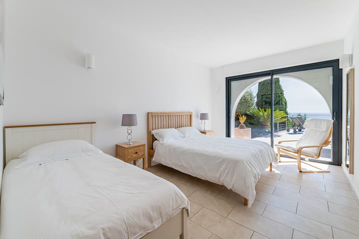 توجد غرفتا نوم في الطابق الأرضي مع إمكانية الوصول المباشر إلى تراس حمام السباحة. هذا هو الشرق. 