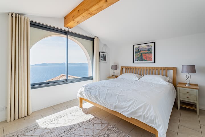 تتمتع جميع غرف النوم بإطلالات على البحر. هذه هي غرفة النوم العلوية التي تحتوي على سرير بطول 1.8 متر. 