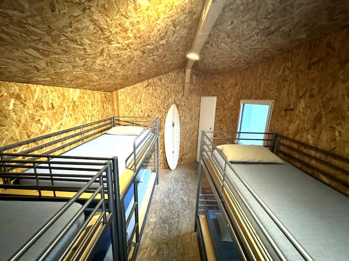 לישון 6 במעונות עם שירותים צמודים מאחור