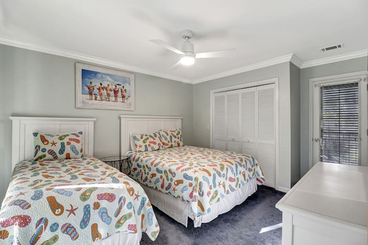 El dormitorio de invitados de arriba tiene una cama tamaño queen y una cama doble para opciones adicionales para dormir.