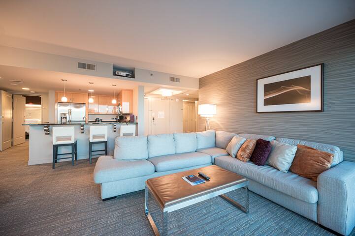 Jacuzzi Suite | Panoramic View | Projection TV gallery image 5