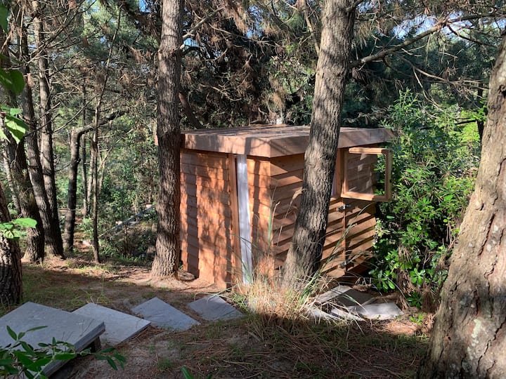 בקתת קיץ. מנורות סולאריות זמינות. אין חשמל, פנו את הגג כדי לישון תחת כיפת השמיים. מיטה בגודל 140 ס"מ. 4 מ"ר.
אפשר לגור בו רק ממאי עד סוף ספטמבר.