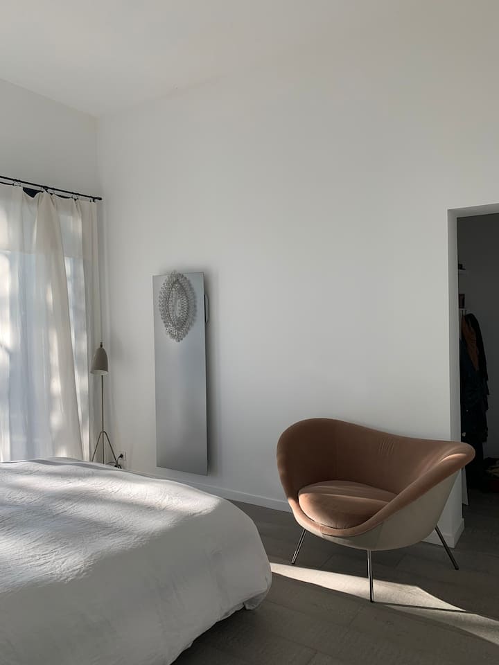 חדר שינה לבן עם חדר הלבשה גדול