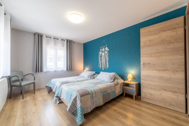 Spálňa 2
Verzia 2 lôžka po 90 lôžkach
