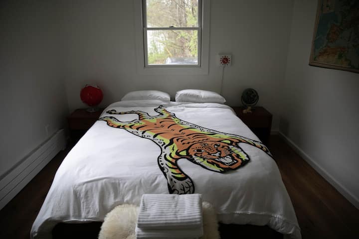 queen bedroom