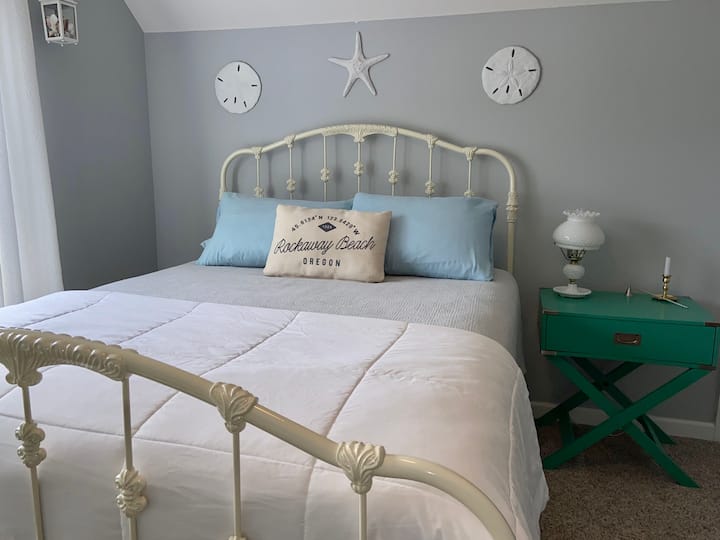 Მეორე საძინებელში (მაღლა) დგას საწოლი, სადაც დგას სხვენის კარადაში ჩაფლული საწოლი, დისნეის პრინცესა ჯავშანი, ბარგის სადგამი, ოკეანის ხედი და პირადი სააბაზანო.