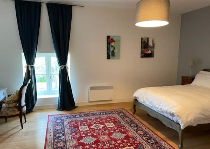 Dormitorio principal con cama de 160x200 cm, baño privado con ducha y 2 lavabos