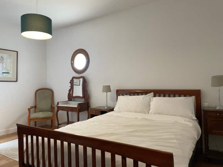 Dormitorio #4 con cama de 160x200 cm y baño adyacente con bañera/ducha, compartido con la habitación de los niños