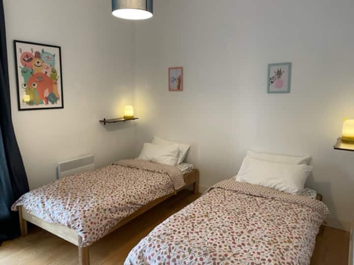 La habitación de los niños con baño compartido (bañera/ducha), junto al dormitorio #4.  Hay una cortina en lugar de una puerta que conduce a esta habitación.