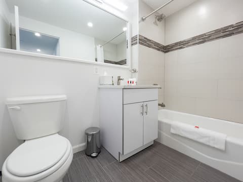 Top performing Airbnb: 138 Bowery-Modern Queen Studio in So Ho Little Italy Hudson Square