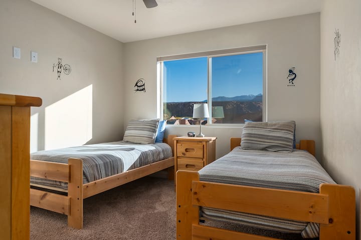 3. Gästezimmer mit zwei Einzelbetten und TV