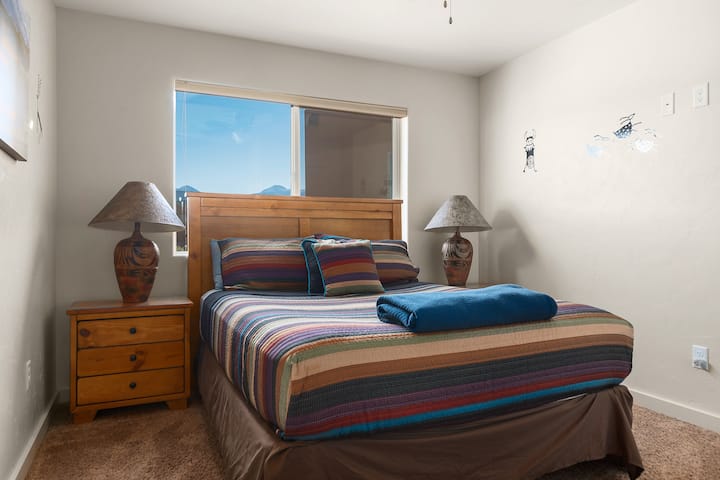 2. Gästezimmer mit Queensize-Bett und TV