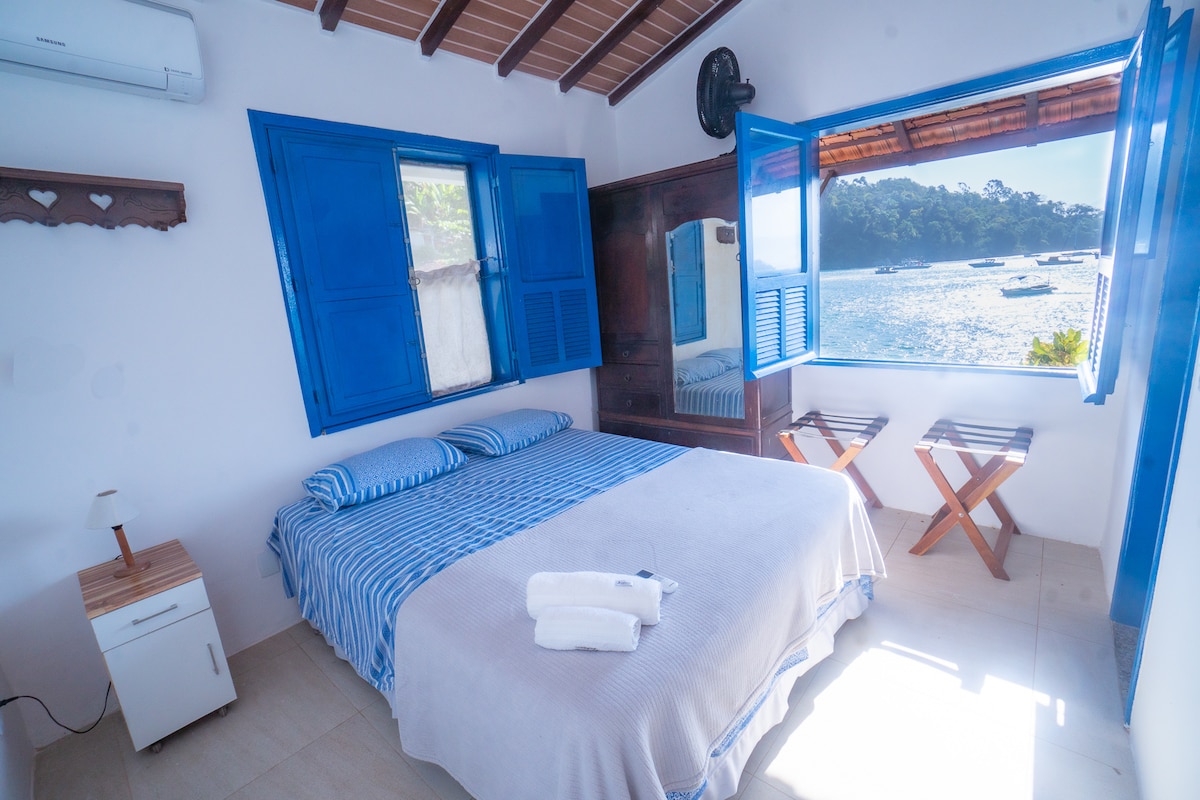 Suíte ~Como Uma Onda~  Quarto amplo de frente pro Mar =) Possui Ar Condicionado e Ventilador