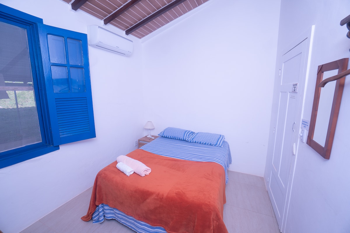 Suíte  ~Essa  Tal Liberdade~ Possui ar condicionado e ventilador