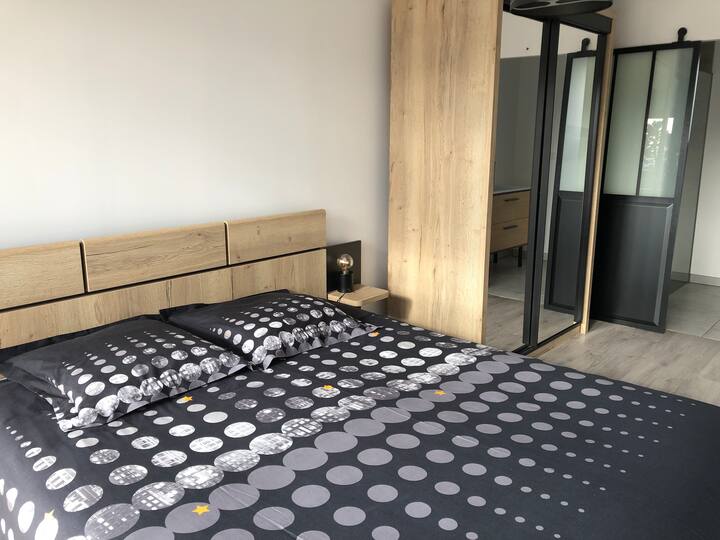 เตียงนอน 160 ห้องพร้อมห้องน้ำในตัวและระเบียง