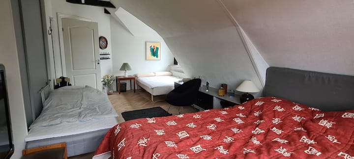 Jedna od 5 spavaćih soba na katu.
2 bračna kreveta i 1 krevet za jednu osobu