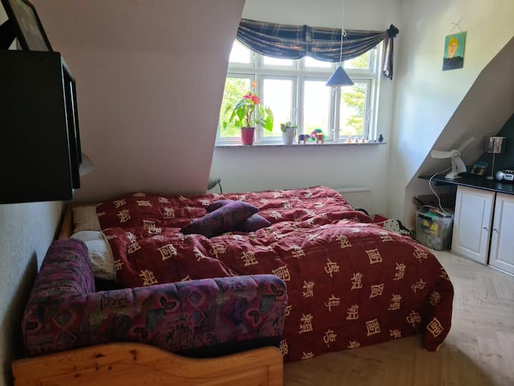 Jedna od 5 spavaćih soba na gornjem katu.
Veliki bračni krevet