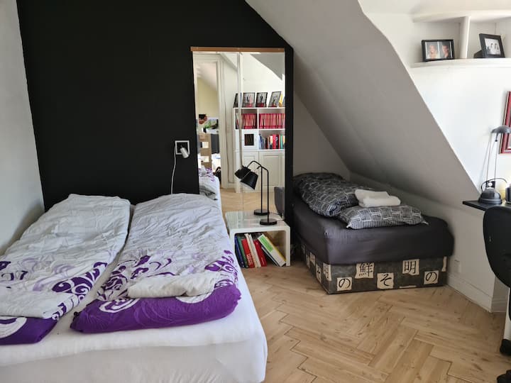 Jedna od 5 spavaćih soba na katu.
1 bračni krevet i 1 krevet za jednu osobu