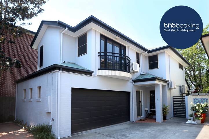 Bulimba Central 2BR -Sleeps 6, Courtyard