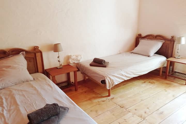 חדר שינה 1 עם שתי מיטות נפרדות